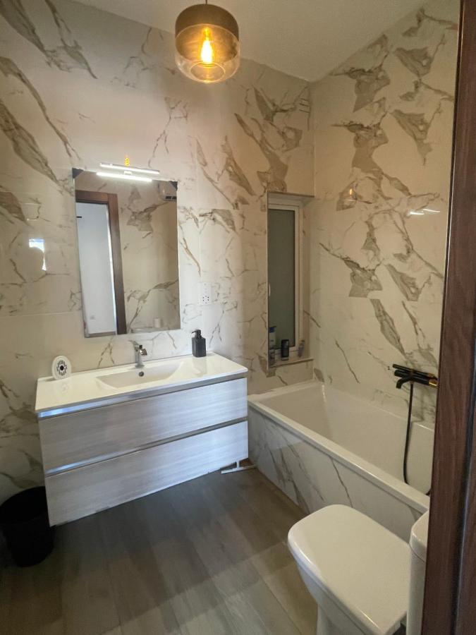Airport Accommodation Bedroom With Bathroom Self Check In And Self Check Out Air-Condition Included Mqabba Exteriör bild