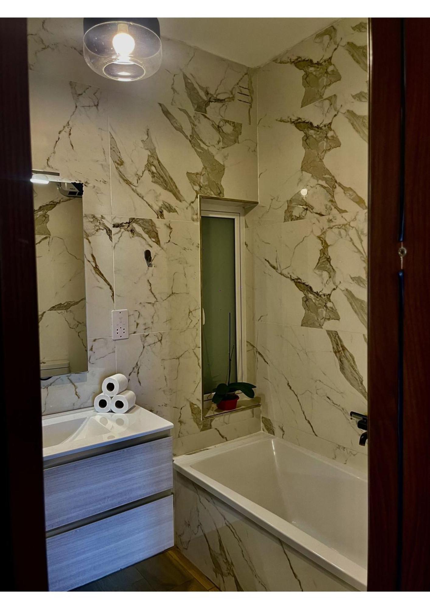Airport Accommodation Bedroom With Bathroom Self Check In And Self Check Out Air-Condition Included Mqabba Exteriör bild