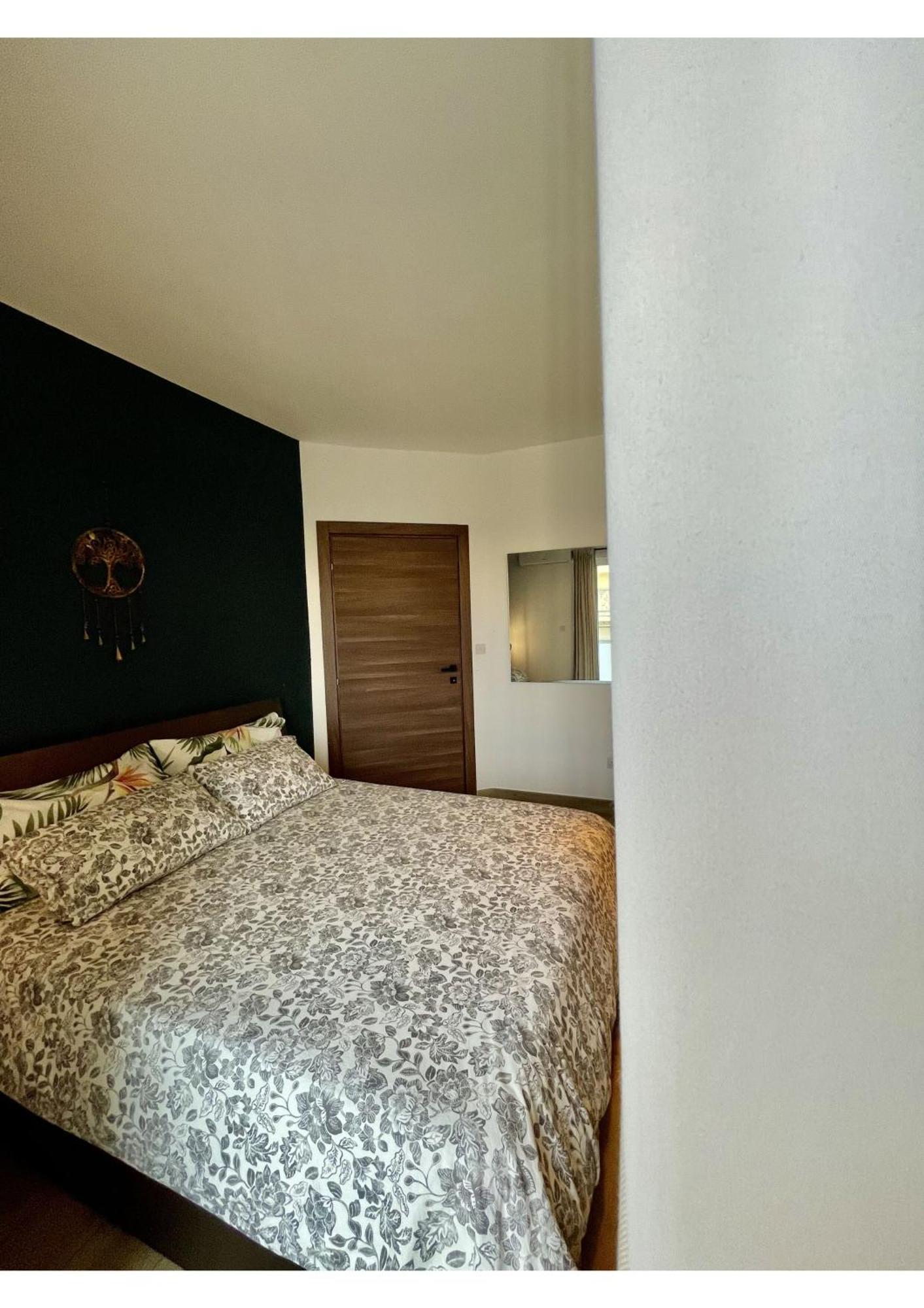 Airport Accommodation Bedroom With Bathroom Self Check In And Self Check Out Air-Condition Included Mqabba Exteriör bild